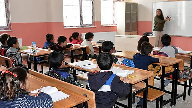 Konya'nın 2 ilçesinde fırtına nedeniyle okullar tatil edildi
