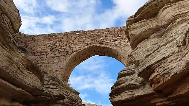 Konya'nın 5 bin yıllık mahallesi Sille'de ürküten köprü