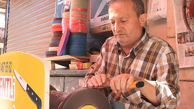 Konya'nın 60 yıllık bıçak ustası Kurban Bayramı öncesi uyardı: 'İşi bilene gidin'
