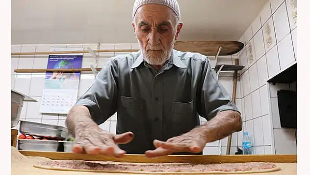 Konya'nın 62 yıllık etli ekmek ustası