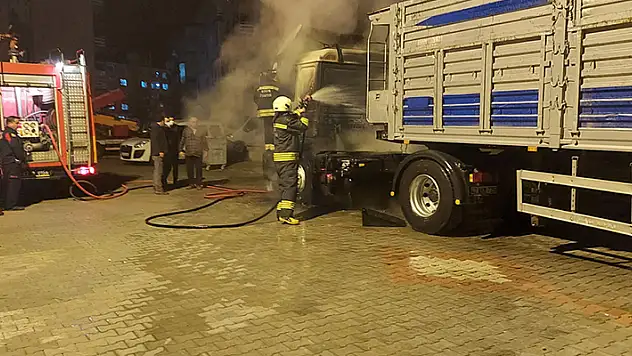 Konya'nın Akşehir ilçesinde park halindeki tır yandı

