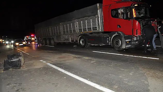 Konya'nın Akşehir ilçesinde tır ve traktörün çarpıştığı kazada 1 kişi yaralandı
