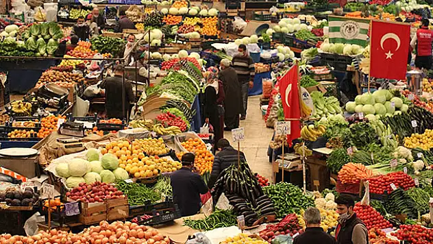 Konya'nın asırlık çarşısında maske takma ve sosyal mesafe kuralına uyuluyor