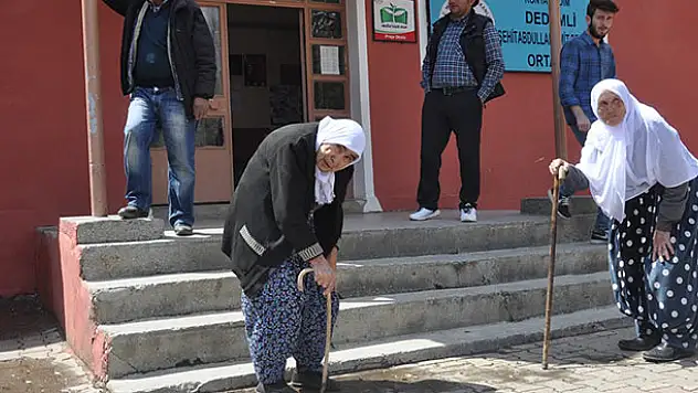 Konya'nın bastonlu ninelerinden demokrasi dersi