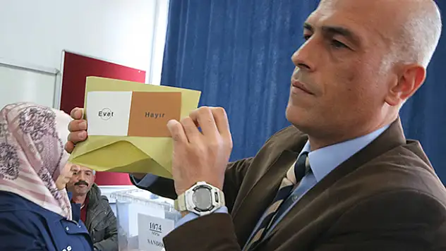 Konya'nın Beyşehir ilçesinde bir sandıktan yüzde yüz evet çıktı