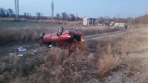 Konya'nın Beyşehir ilçesinde devrilen otomobilin sürücüsü ağır yaralandı
