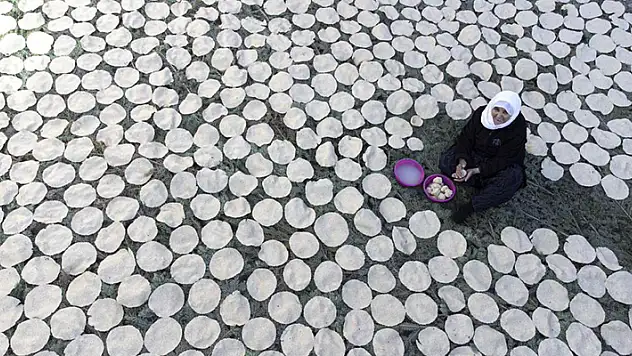 Konya'nın Beyşehir ilçesinde kışlık tarhana mesaisi sürüyor