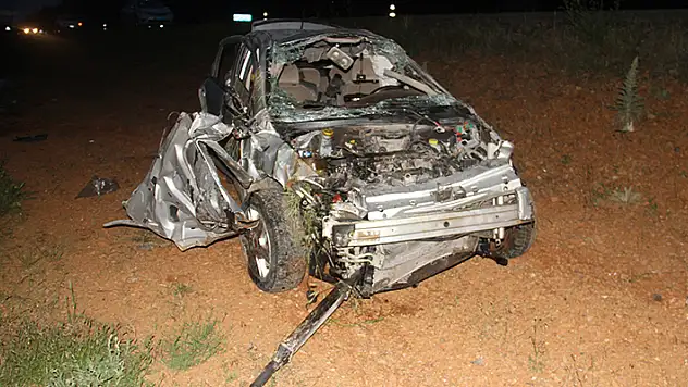 Konya'nın Beyşehir ilçesinde şarampole devrilen otomobildeki 5 kişi yaralandı
