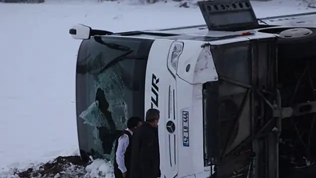 Konya'nın Beyşehir ilçesinde yolcu otobüsü şarampole devrildi: 11 yaralı

