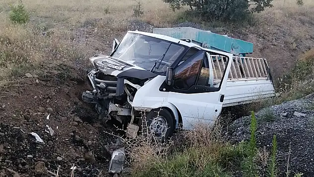 Konya'nın Beyşehir ilçesinde  yoldan çıkan kamyonet tepeye çarptı: 1 yaralı
