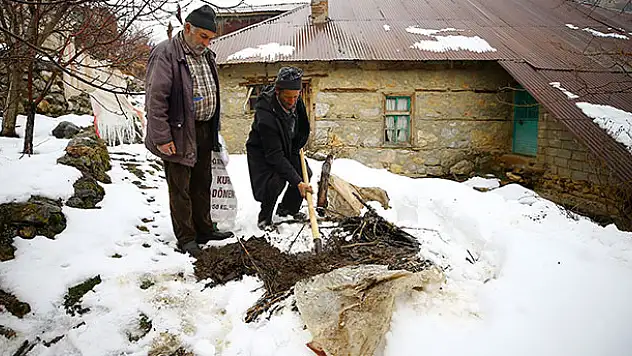 Konya'nın bu bölgesinde halk, asırlık yöntemle besinlerini toprak altında saklıyor