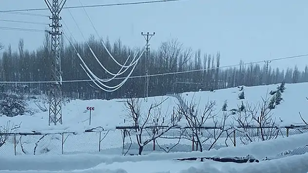 Konya'nın bu ilçesinde de kar yağışı nedeniyle elektrik nakil hatları devrildi