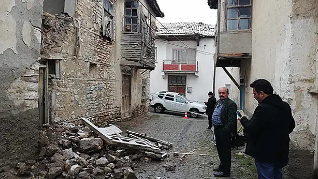Konya'nın bu ilçesinde yoğun yağış nedeniyle binanın dış cephe duvarı çöktü