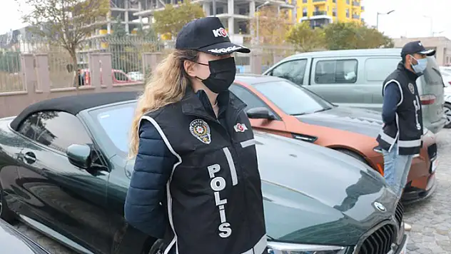 Konya'nın da aralarında bulunduğu 9 ilde ikiz plaka yöntemiyle spor otomobil kaçakçılığına operasyon
