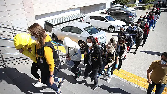 Konya'nın da aralarında olduğu 6 ilde düzenlenen fuhuş operasyonunda 30 şüpheli gözaltına alındı
