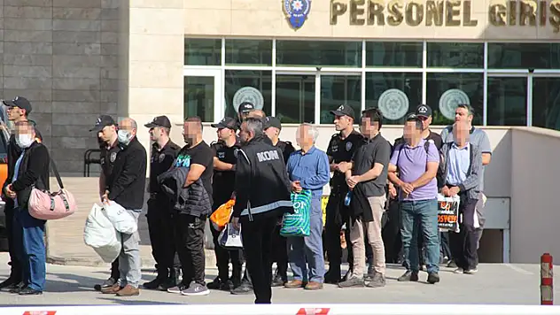 Konya'nın da olduğu 10 ilde düzenlenen FETÖ operasyonunda gözaltına alınan 102 şüpheli adliyeye sevk edildi
