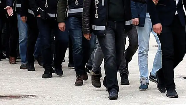 Konya'nın da olduğu 13 ilde FETÖ'nün askeri yapılanmasına yönelik operasyonda 21 şüpheli yakalandı