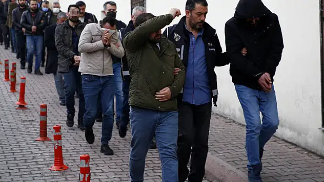 Konya'nın da olduğu 5 ilde kaçak sigara operasyonunda yakalanan 18 zanlı adliyeye sevk edildi
