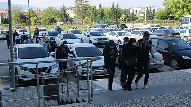 Konya'nın da olduğu 8 ilde operasyon düzenlenmişti! Dolandırıcılık çetesi üyesi 17 kişi adliyeye sevk edildi