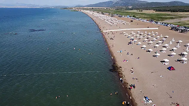 Konya'nın 'denizi' Karaburun Plajı'nda tatilci yoğunluğu yaşanıyor