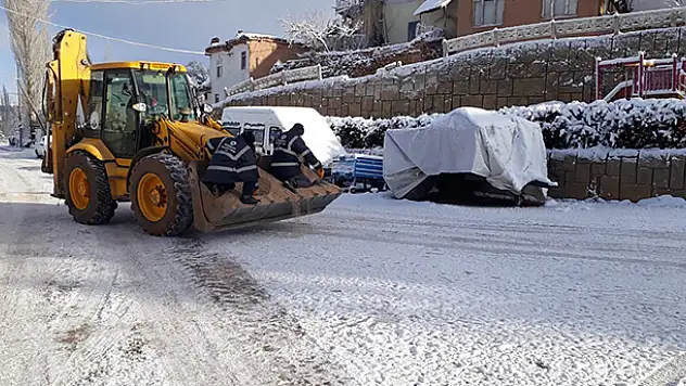 Konya'nın Derbent ilçesi beyaza büründü