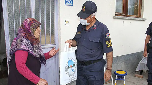Konya'nın Derebucak ilçesinde 30 bin maske dağıtıldı