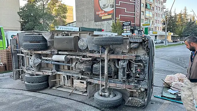 Konya'nın Ereğli ilçesinde ekmek servis araçları çarpıştı: 1 yaralı
