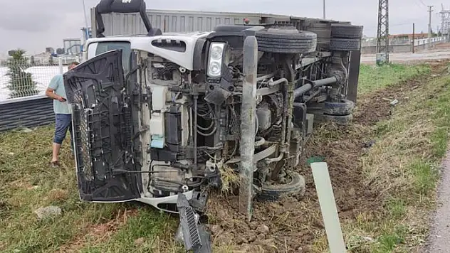 Konya'nın Ereğli ilçesinde kontrolden çıkan kamyon devrildi
