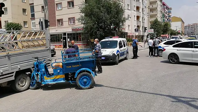 Konya'nın Ereğli ilçesinde otomobil ile üç tekerlekli motosiklet çarpıştı
