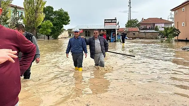 Konya'nın Ereğli ilçesinde  sağanak nedeniyle bazı ev ve iş yerlerini su bastı
