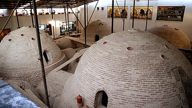 Konya'nın geleneksel düğün pilavı tarihi hamam manzarasında sunuluyor