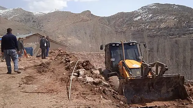 Konya'nın Halkapınar ilçesinde ahır çöktü 1 inek telef oldu
