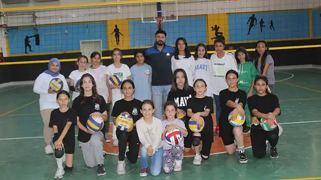 Konya'nın Karapınar ilçesinde voleybol kursuna yoğun ilgi
