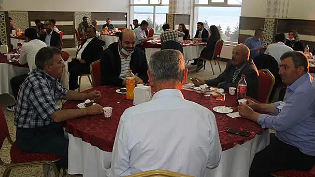 Konya'nın korona virüs vakası görülmeyen ilçesinde vefa ve sosyal destek grubu yemekte buluştu