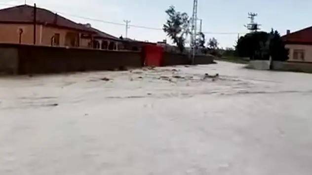 Konya'nın Kulu ilçesinde şiddetli yağış sele neden oldu
