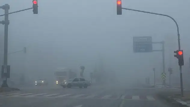 Konya'nın Kulu ilçesinde sis nedeniyle görüş mesafesi düştü
