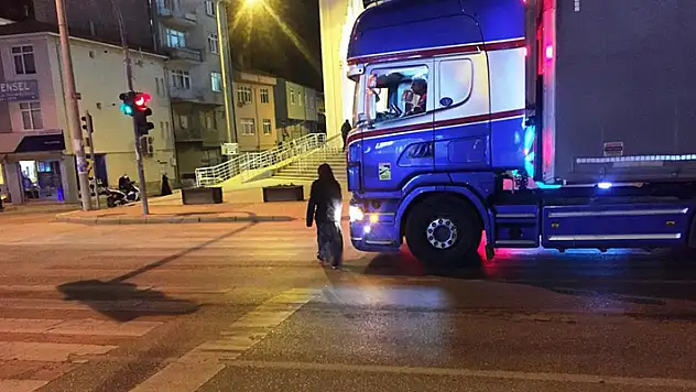 Konya'nın Kulu ilçesinde trafik ışıklarında dilenenler canlarını tehlikeye atıyor
