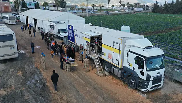 Konya'nın mobil yemek ve ekmek araçları depremzedelere hizmete devam ediyor
