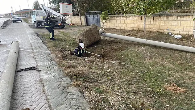 Konya'nın o ilçesinde şiddetli rüzgar elektrik direğini devirdi
