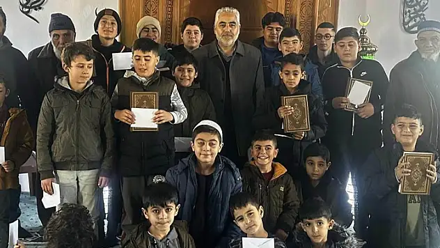Konya'nın o ilçesinde yarı yıl tatilinde camiye giden öğrenciler ödüllendirildi
