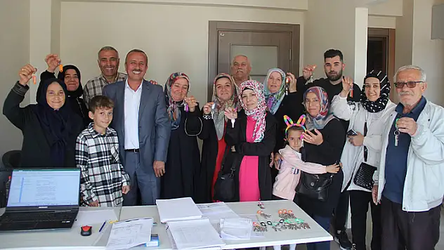 Konya'nın o ilçesindeki TOKİ konutlarında anahtar teslim heyecanı 