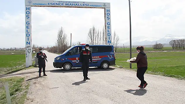 Konya'nın o mahallesinde karantinadaki mahallede kadınlardan jandarmaya pasta börek ikramı