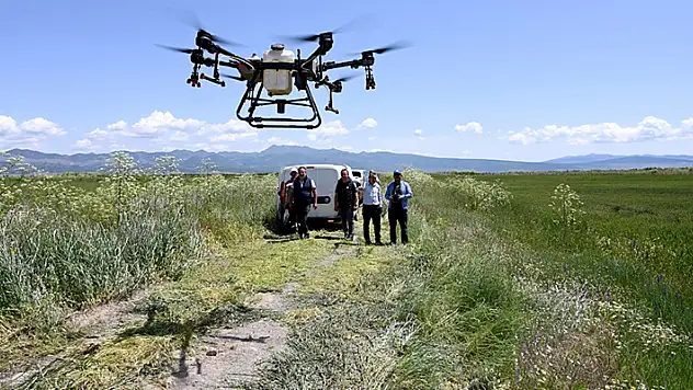 Konya'nın Seydişehir ilçesinde, belediye tarım arazilerini drone kullanarak ilaçladı
