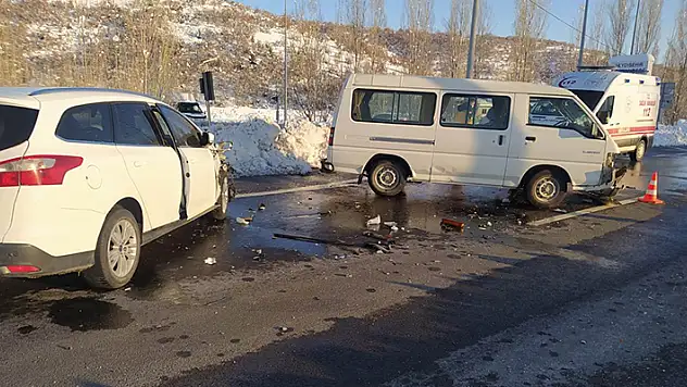 Konya'nın Seydişehir ilçesinde  otomobille minibüs çarpıştı  