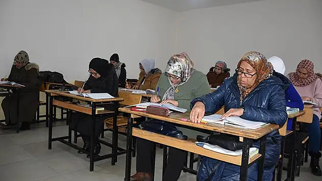 Konya'nın Seydişehir ilçesine yerleşen 15 Faslı kadın için Türkçe kursu açıldı