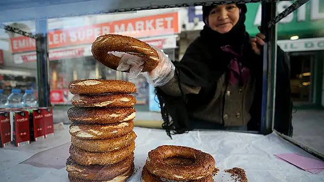 Konya'nın 'Simitçi Teyze'si 17 yıldır tezgahının başında
