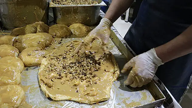 Konya'nın tahinli pidesi paket servisle evlere yollanıyor