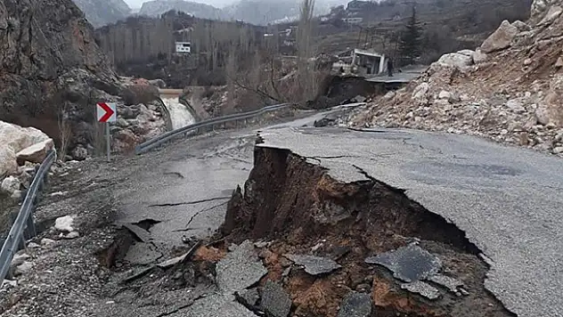 Konya'nın Taşkent ilçesinde sel nedeniyle yol çöktü! 3 mahalleye ulaşım kesildi