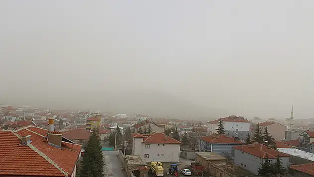 Konya'nın Yunak ilçesinde kum fırtınası etkili oldu
