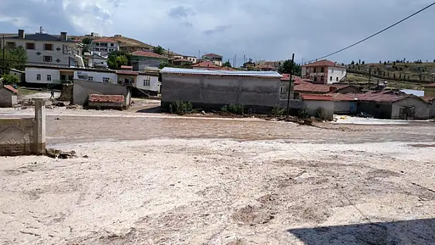 Konya'nın Yunak ilçesinde şiddetli yağış sele neden oldu
